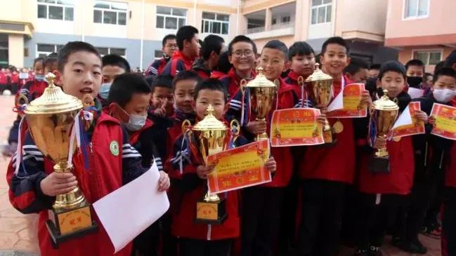 临洮县实验三小校园足球比赛,实验二小踢足球比赛直播