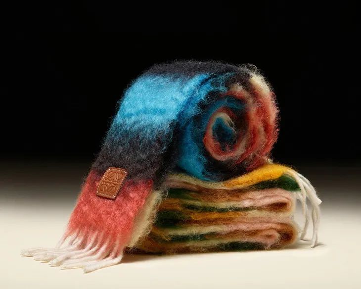 配饰狂|程潇的大牌围巾，logo特大但不显老