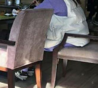 53岁侯勇携90后三婚妻子现身，娇妻衣着宽松疑有孕，两人甜蜜似热恋