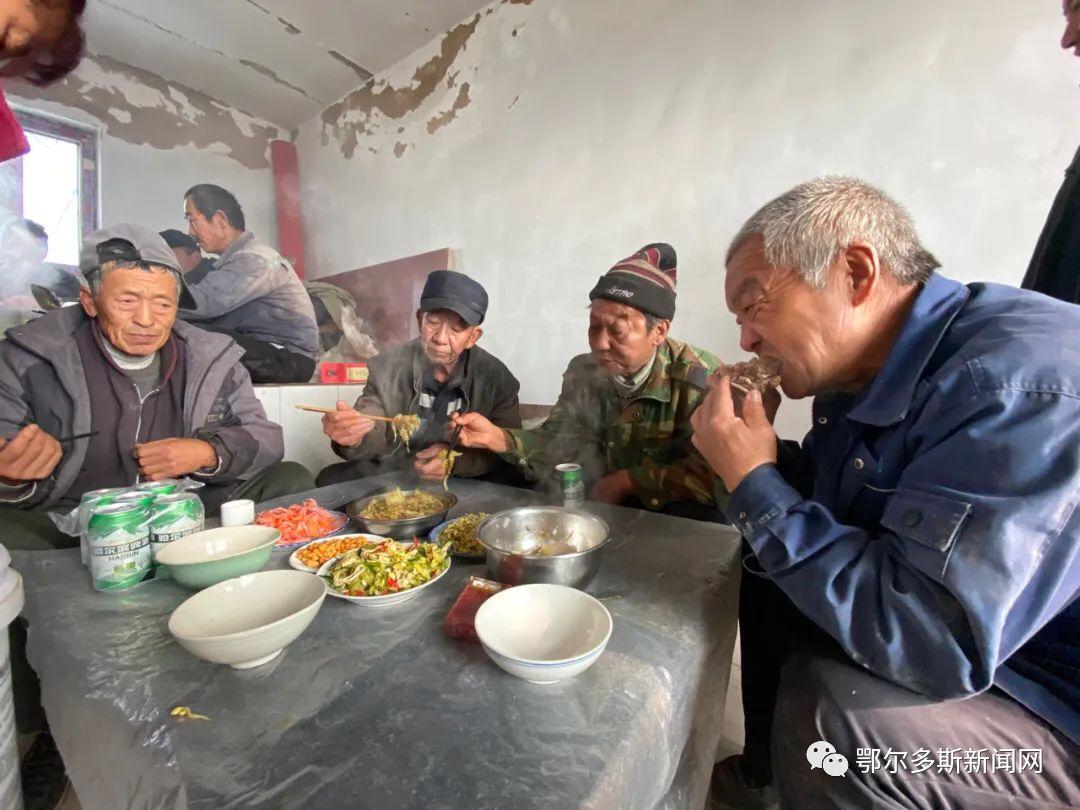 室外柴火灶带锅,柴火灶炒菜做饭