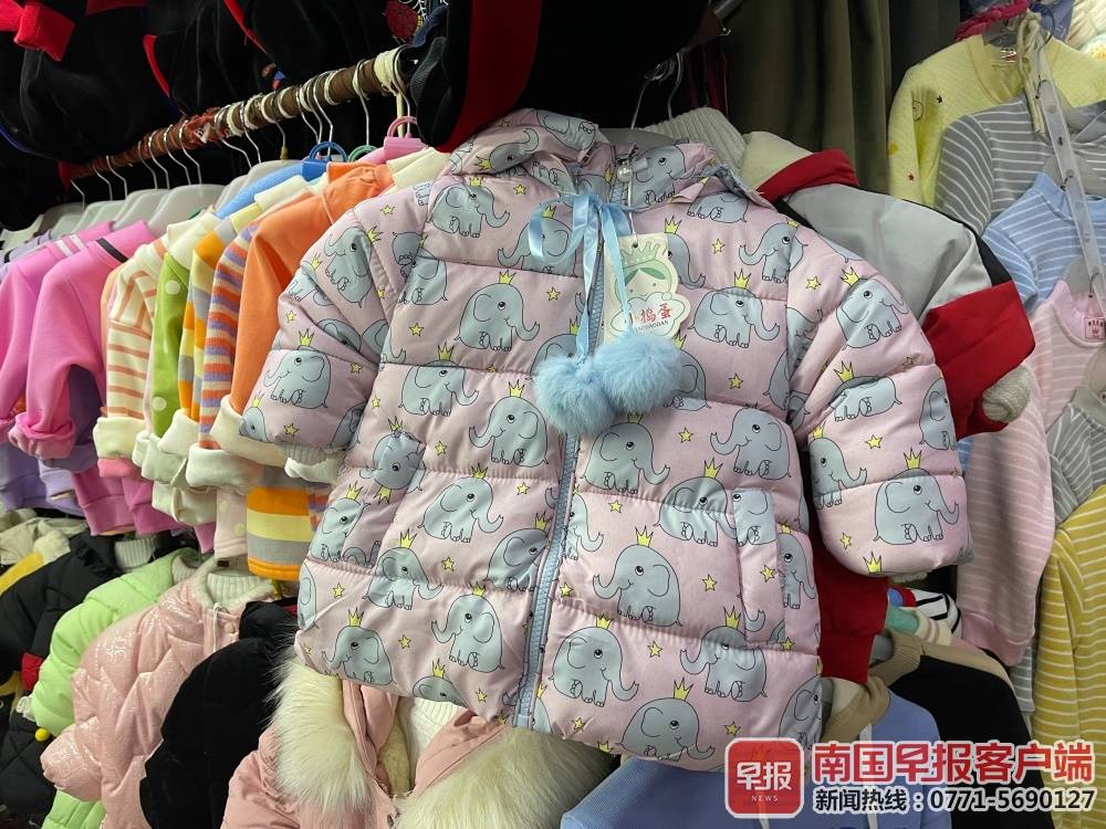 南宁市场上童装安全隐患不少，专家建议：选购童装要“一看二闻三摸”