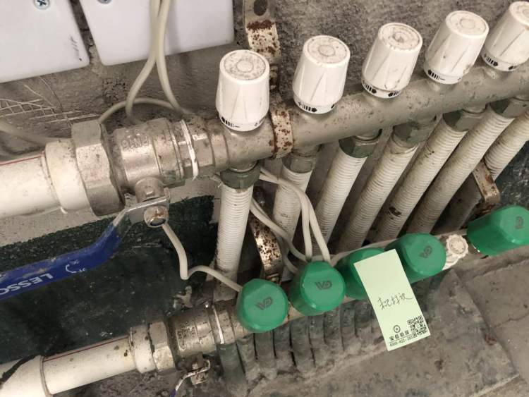 铁丝外露、地暖分水器未见压力表、窗框多处划痕……中南樾府这套新房问题不少