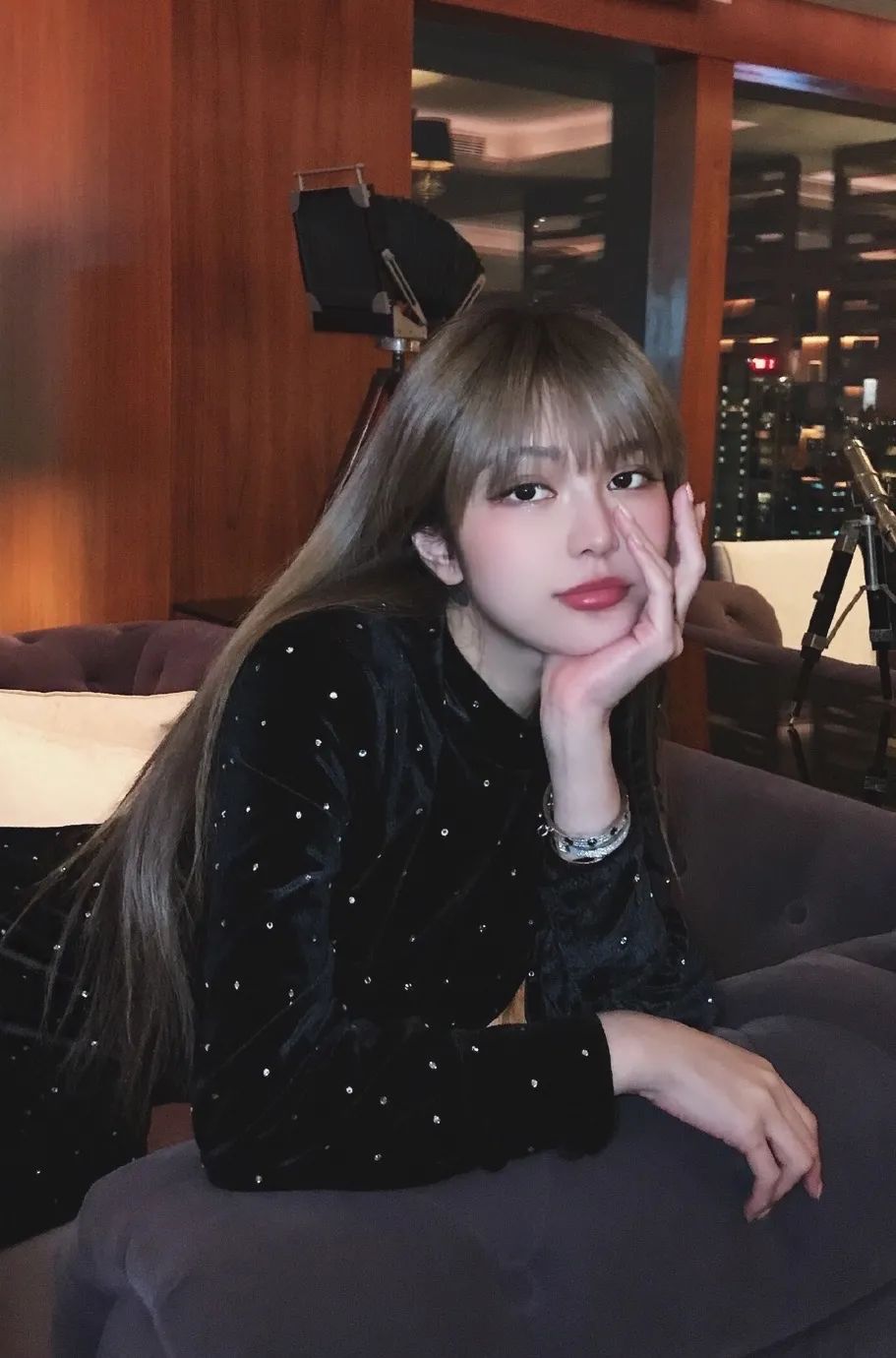 邓紫棋以前穿皮裤的造型,邓紫棋穿粉皮裤的照片