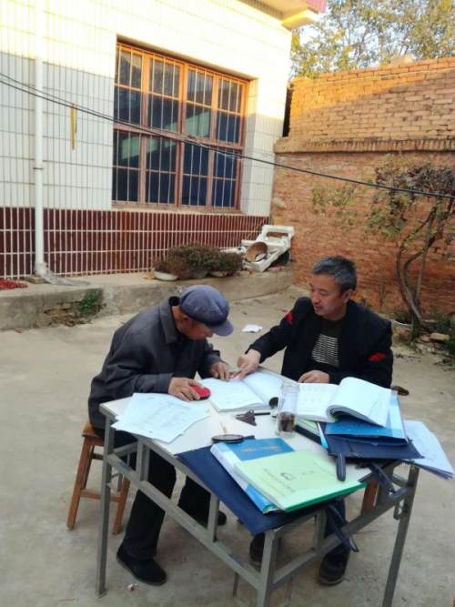 “泥脚子”踩出群众脱贫致富“新路子”记淳化县供电分公司驻耀贤村第一书记王宏建