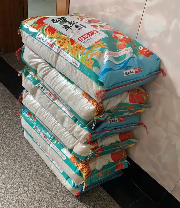 来晒一下公司发的年货,晒晒公司发的年货