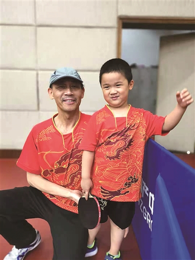 杭州60后孩子王！90年代卖西服现在他是乒乓球教练