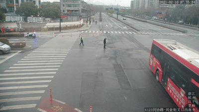 两个大男人街头上演“爱的抱抱”？一句话戳心了……