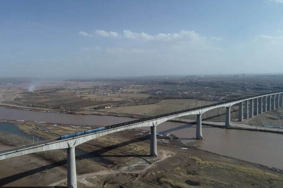 快看！内蒙古这个火车站可看到两列火车同时同方向并行