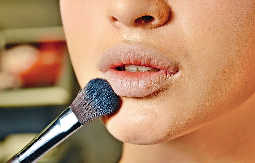 什么唇膏好用又不油腻又润唇,冬季去唇部死皮的唇膏