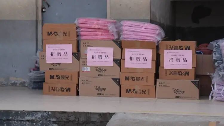 这一天，他们全部用上了新书包新文具