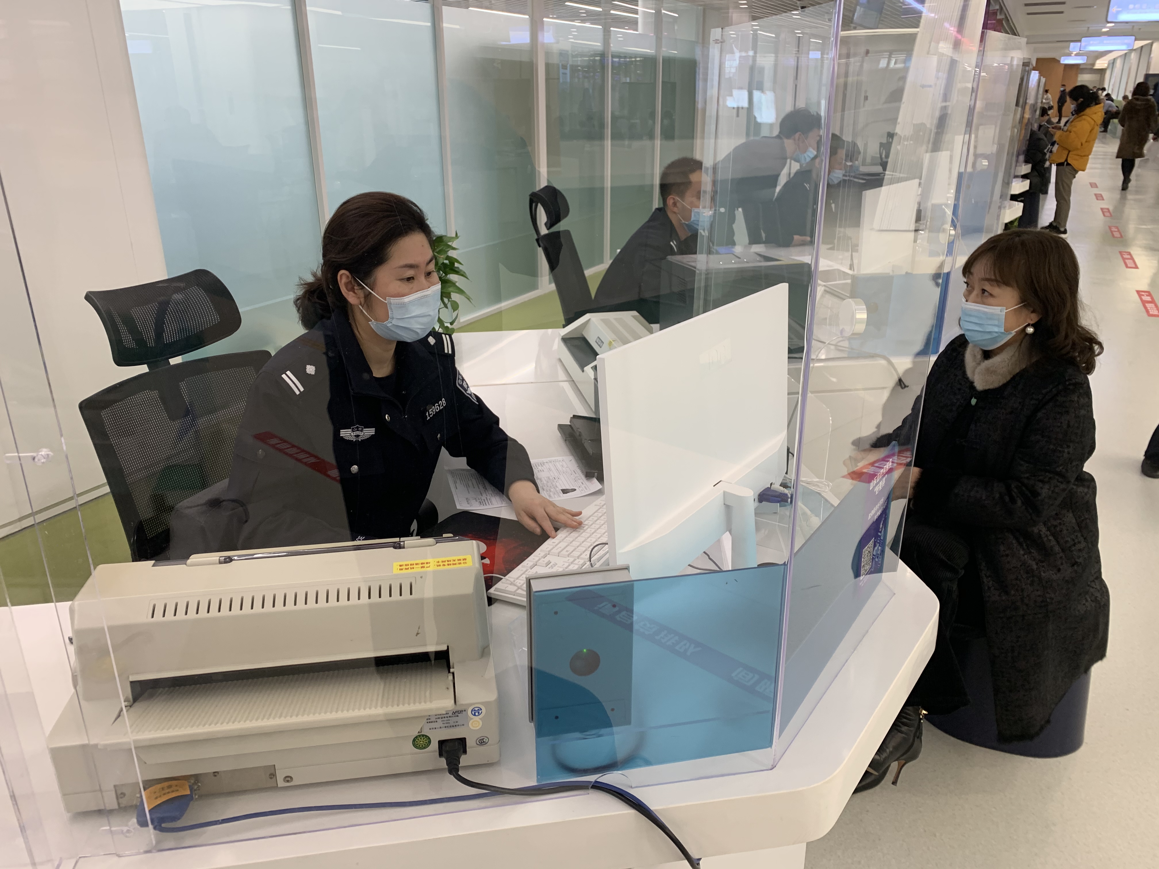 公安交警三八节女民警事迹 (青岛最美交警女警)