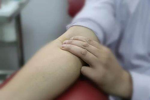 献血怎么按压针眼,献血后针眼附近青紫怎么办