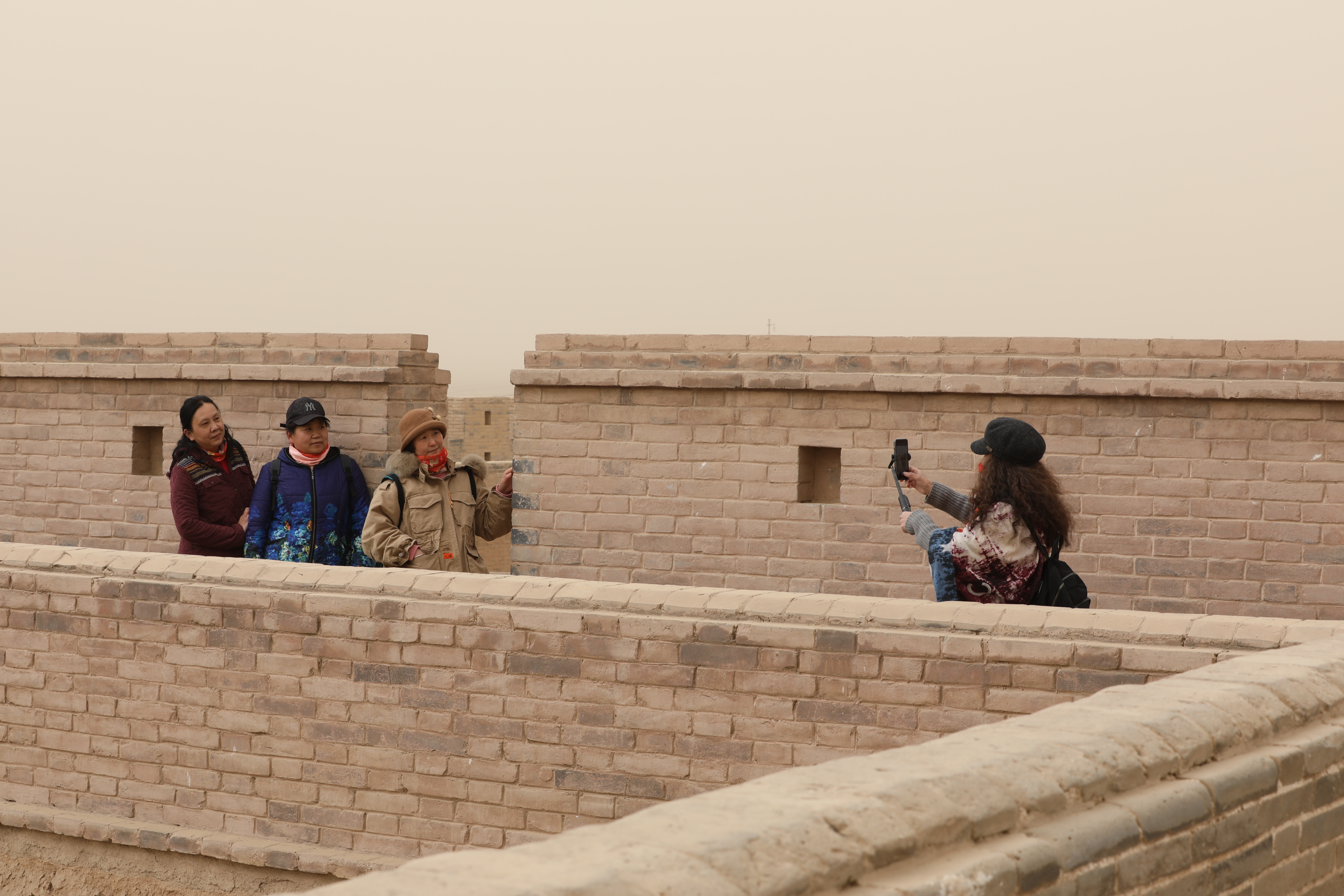 甘肃嘉峪关今天有大风吗,甘肃嘉峪关出现浮尘天气
