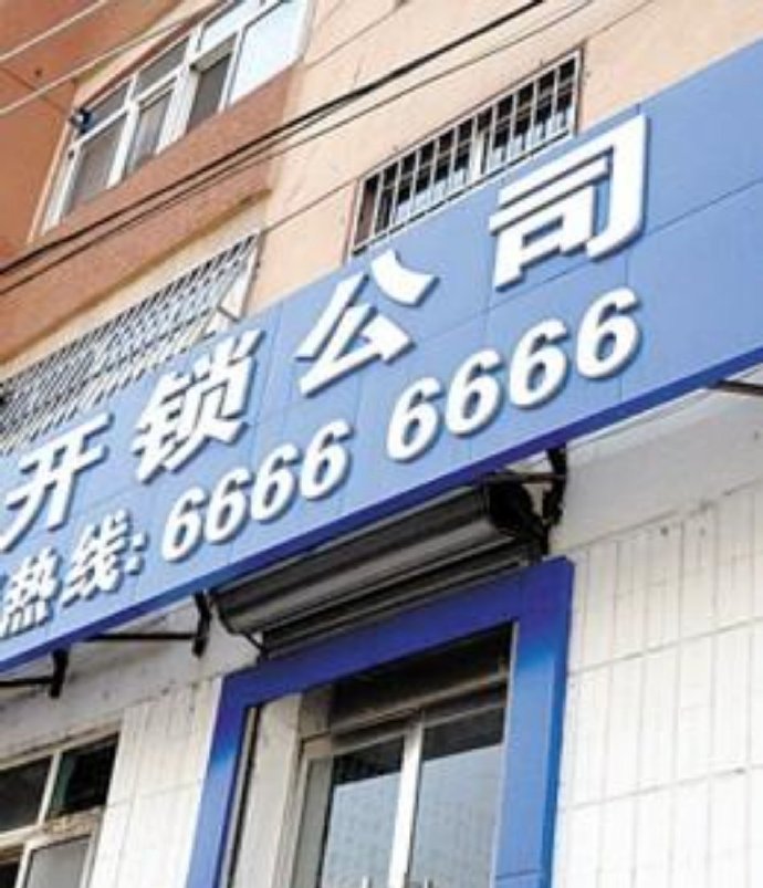 汪苏泷的脸摔肿了,汪苏泷脸肿成蜜蜂小狗