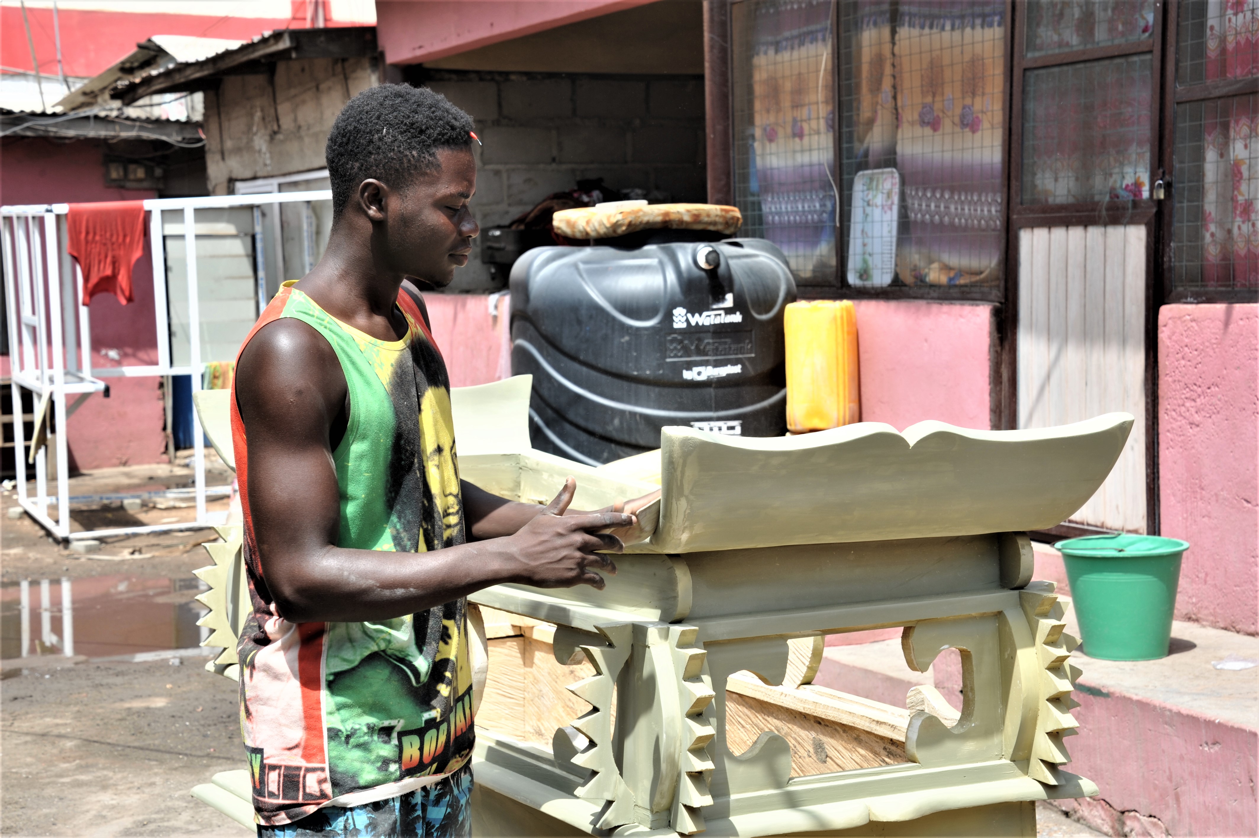 你好非洲丨汽车、玉米、一条鱼……这些造型奇特的棺材，是他们对逝者的尊重与祝福