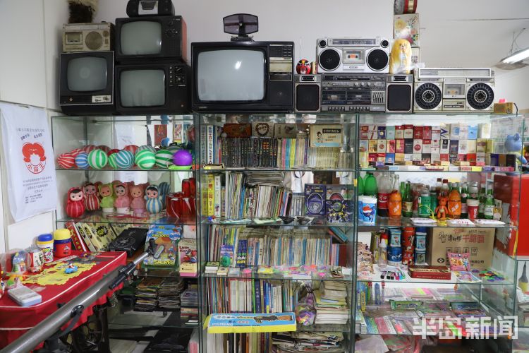 百味人生丨一箱过期方便面能卖3600!青岛小伙攒出“80后时光机”,收藏近6000件老物件