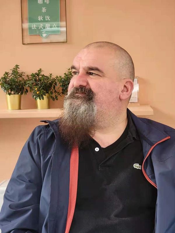 武汉酒吧里有个比利时老板：在汉21年，天天都开心，带头打疫苗