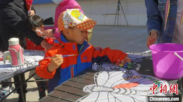 内蒙古巨型风筝放飞视频,内蒙古巨型风筝