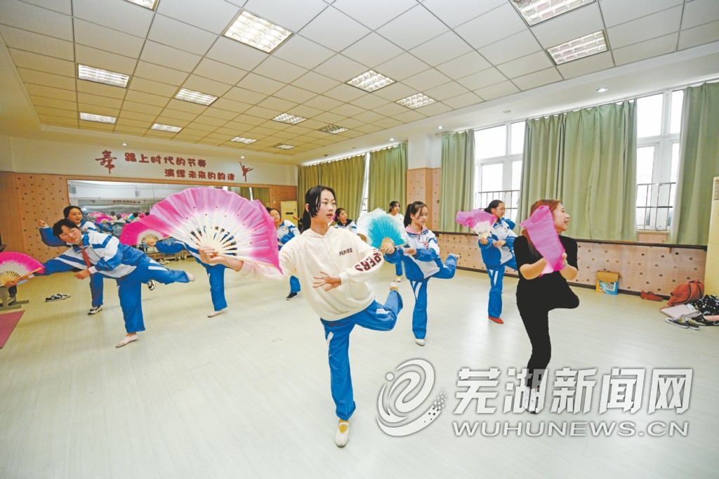 多彩社团活力四射助力成长,多彩的社团活动引领学生全面发展