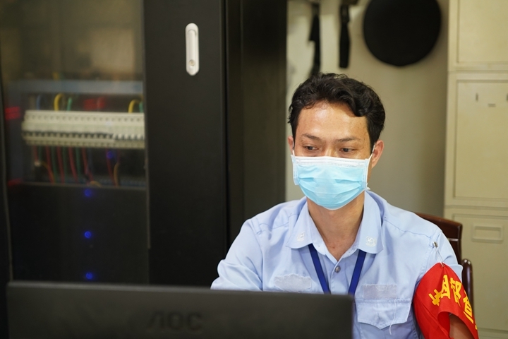 致敬劳动者点赞评论,向劳动者致敬为奋斗者点赞