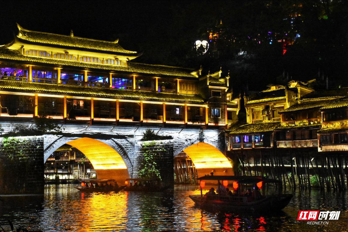 凤凰古城美丽迷人的夜景,美丽迷人的凤凰古城夜景