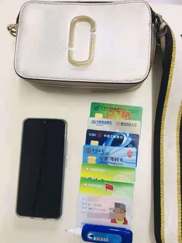 包包掉公交车上怎么找回,女子坐公交车大意丢失包