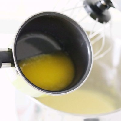 今天来做个足球翻糖蛋糕,早上来一碗红糖鸡蛋