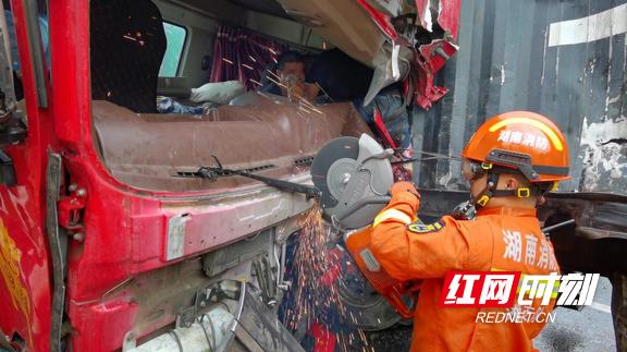 车辆追尾司机被困消防紧急救援,高速路上两车追尾消防紧急救援