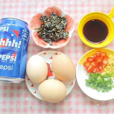 用可乐和鸡蛋做出美食,鸡蛋里倒入可乐和醋