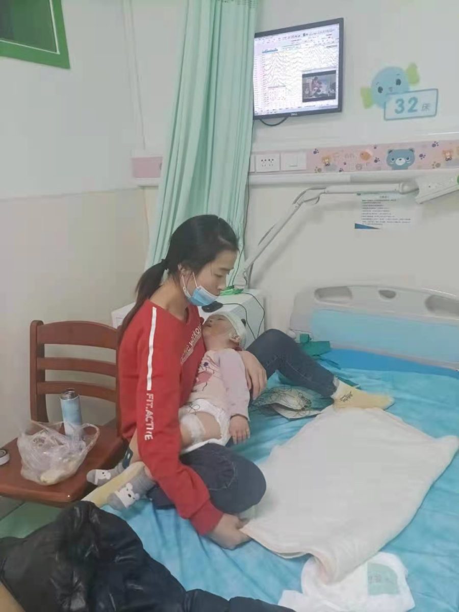 10个月大婴儿床上坠落致脑梗塞，负担不起高额治疗费，谁来帮帮这个家？