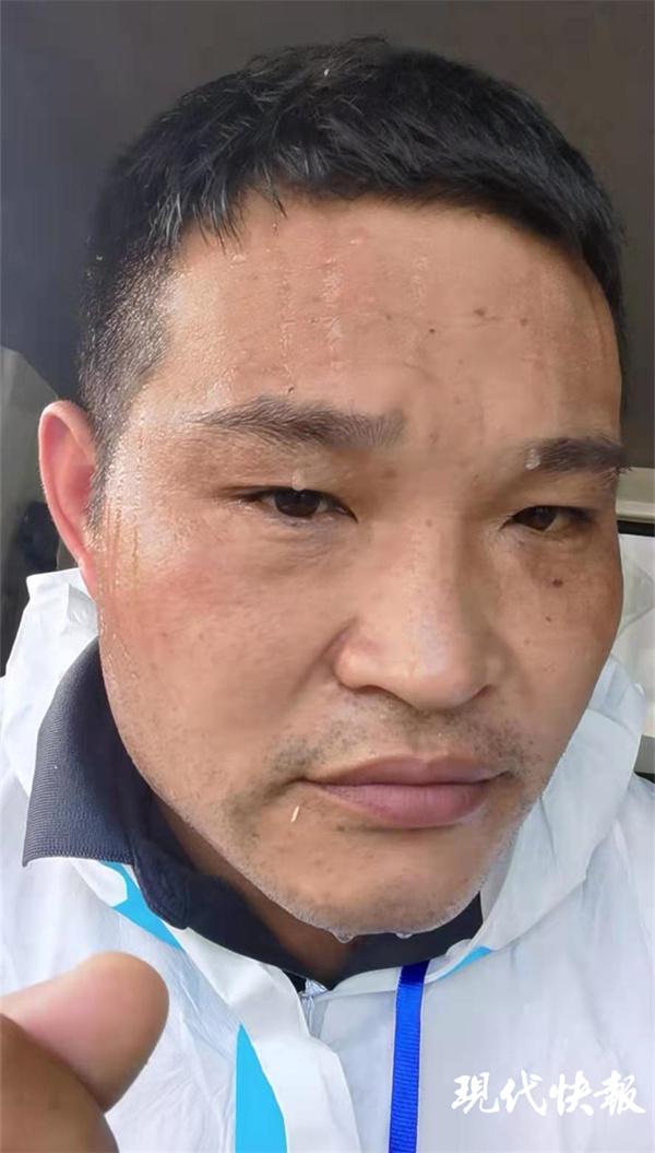 顺丰小哥为封控小区送物资,顺丰小哥为封控小区配送物资