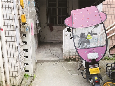 温州新闻网丨消防新规8月1日起实施电动自行车违规停放、充电最高罚一万元电动车停放有点乱灭火器配备有点缺