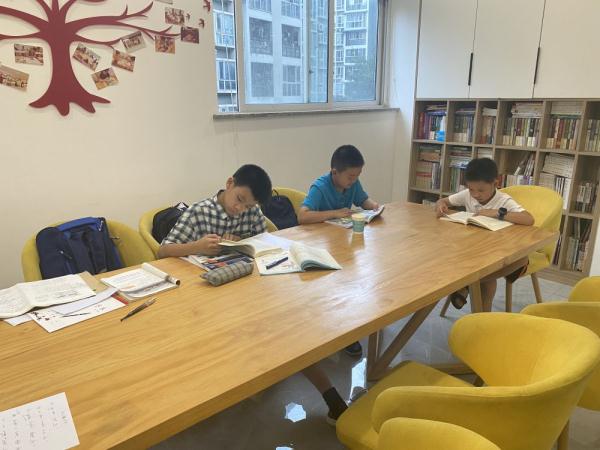 练柔道、捏面人、写暑假作业……多地开办官方暑托班破解“带娃”难题