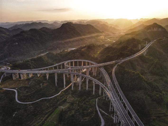 奋力书写“矮寨不矮时代标高”的“吉首答卷”