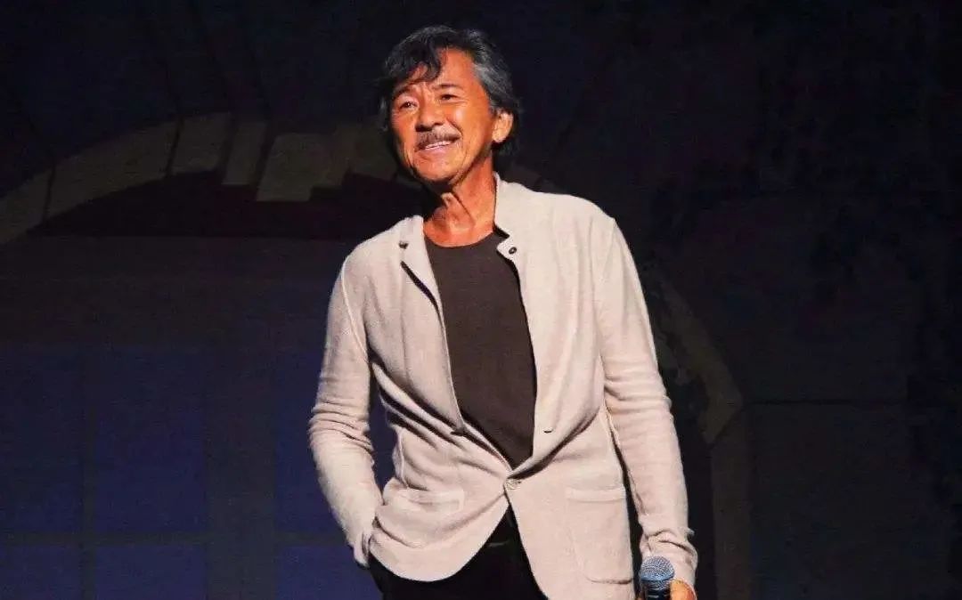 香港“乐坛魔王”献唱开口跪，“90后”“00后”全网在搜他是谁