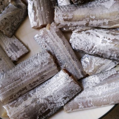 白菜红烧带鱼家常做法,这道糖蒜烧带鱼一上桌全家都爱吃