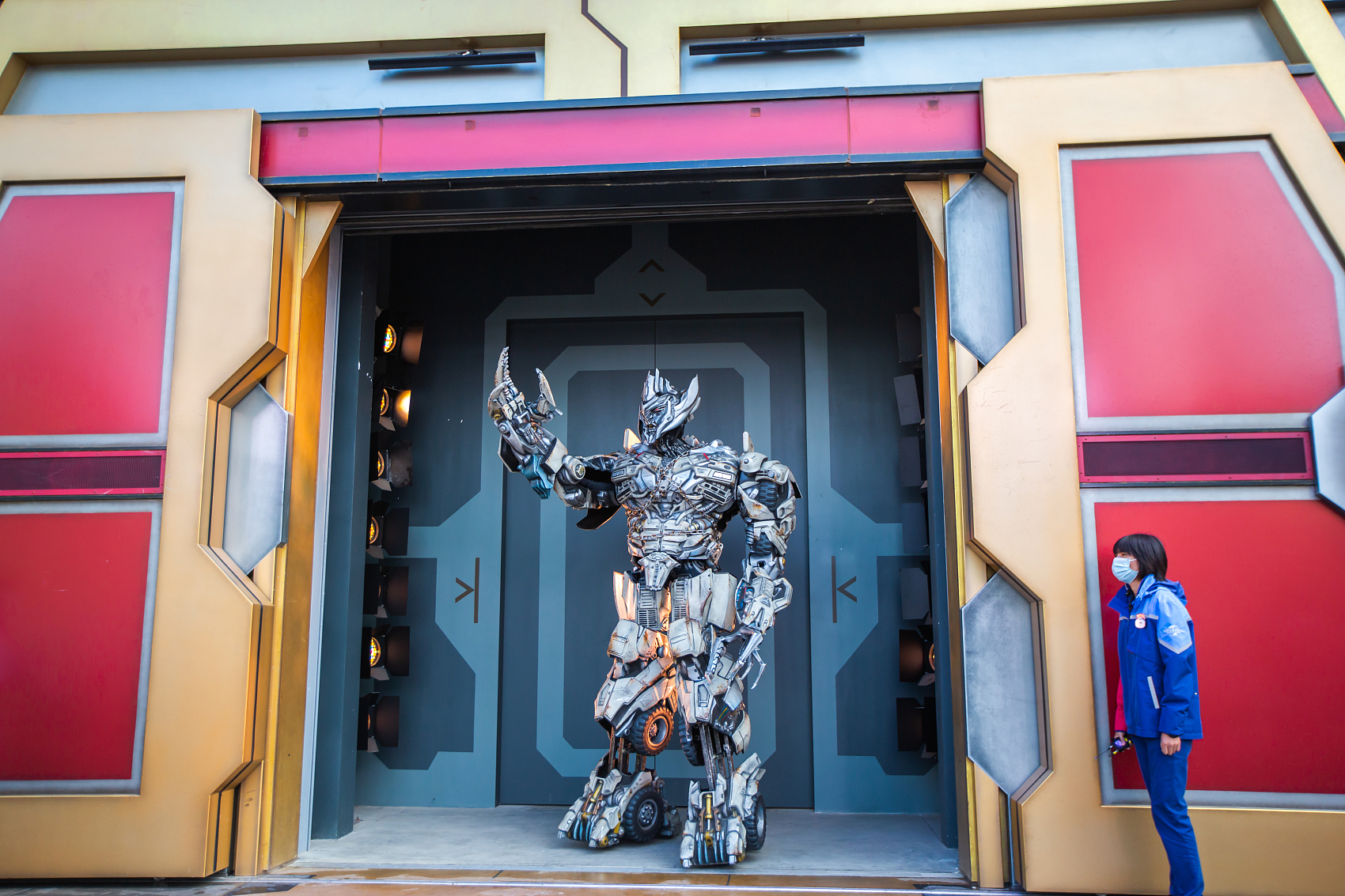 威震天与琳娜贝尔同框,玲娜贝儿和威震天哪个火