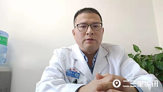 小伙低血糖在路边晕倒,男子低血糖晕倒求助警察