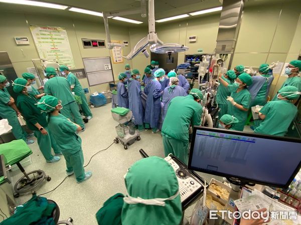 25医护救新生儿！「墙上都是血」婴全身发紫4张照逼哭网友