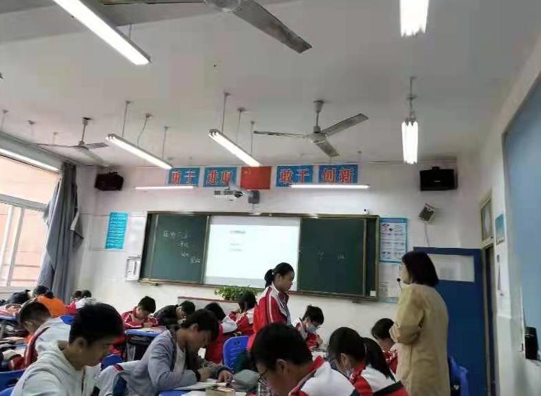 区教研室语文教研员刘文芬老师莅临西苑中学指导教研工作——促进专业发展，携手共同成长