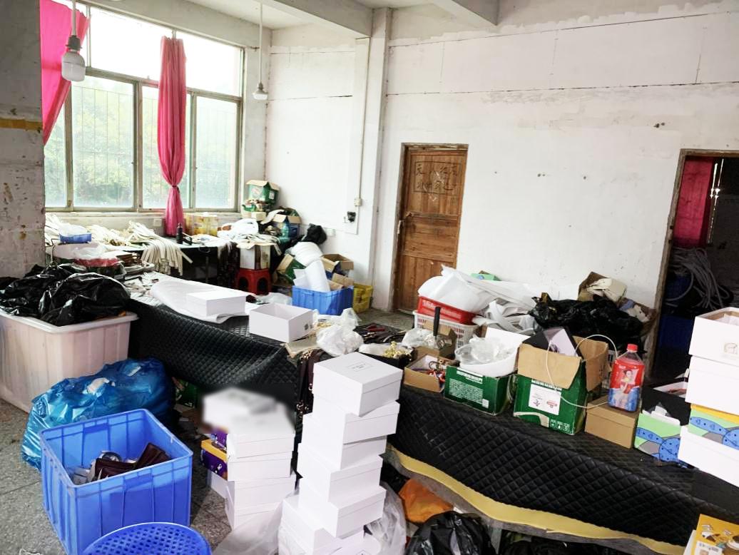 广州花都广塘假冒皮包,肇庆警方打击仿冒品牌包包