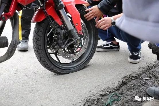 摩托车轮胎怎么看胎压够不够,摩托车轮胎胎压多大会爆胎