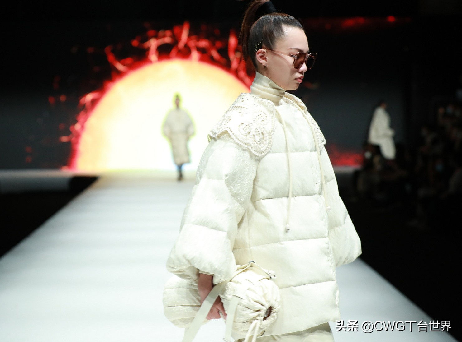 亦帛时尚羽绒服是品牌吗,亦帛时尚2021冬羽绒服发布会