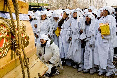 父母去世下葬位置,父母过世在哪个儿子家里出殡