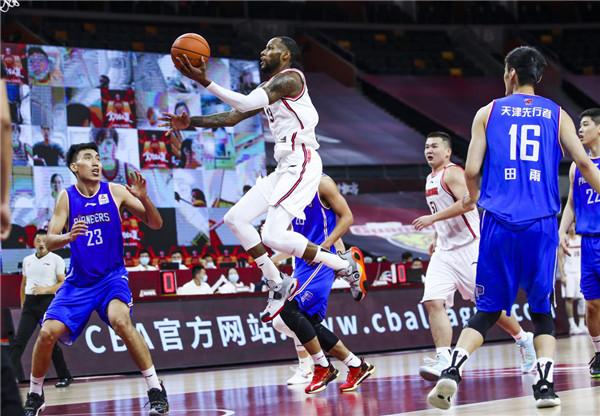 威姆斯暂不归队,威姆斯跟广东球员握手