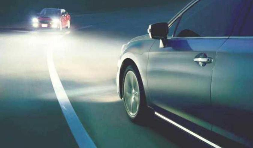 夜晚被对方用远光灯照射如何反击,被远光灯晃应该怎么处理