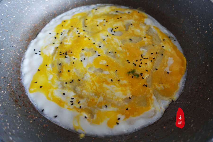 家庭简易版煎饼果子很美味呦,煎饼的做法家庭版薄脆