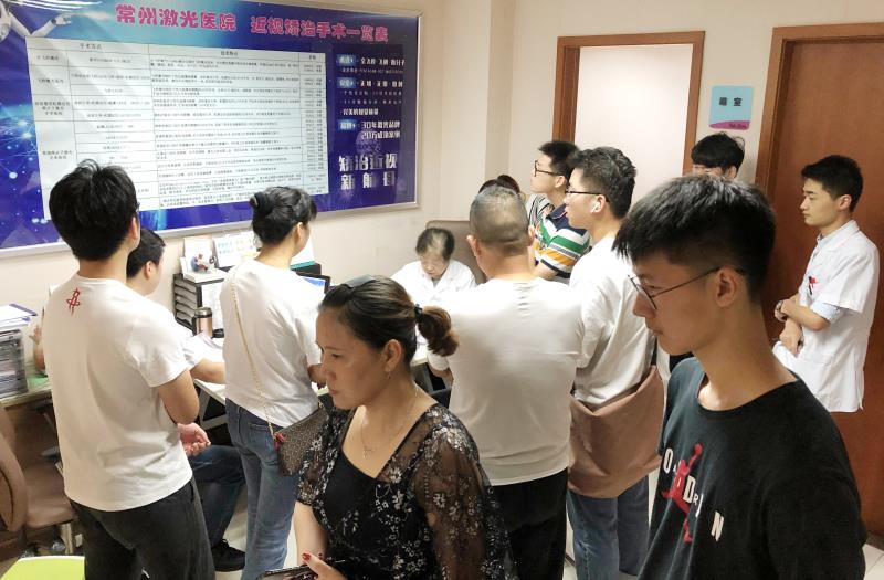 高考结束考生扎堆,高考结束学生扎堆整容