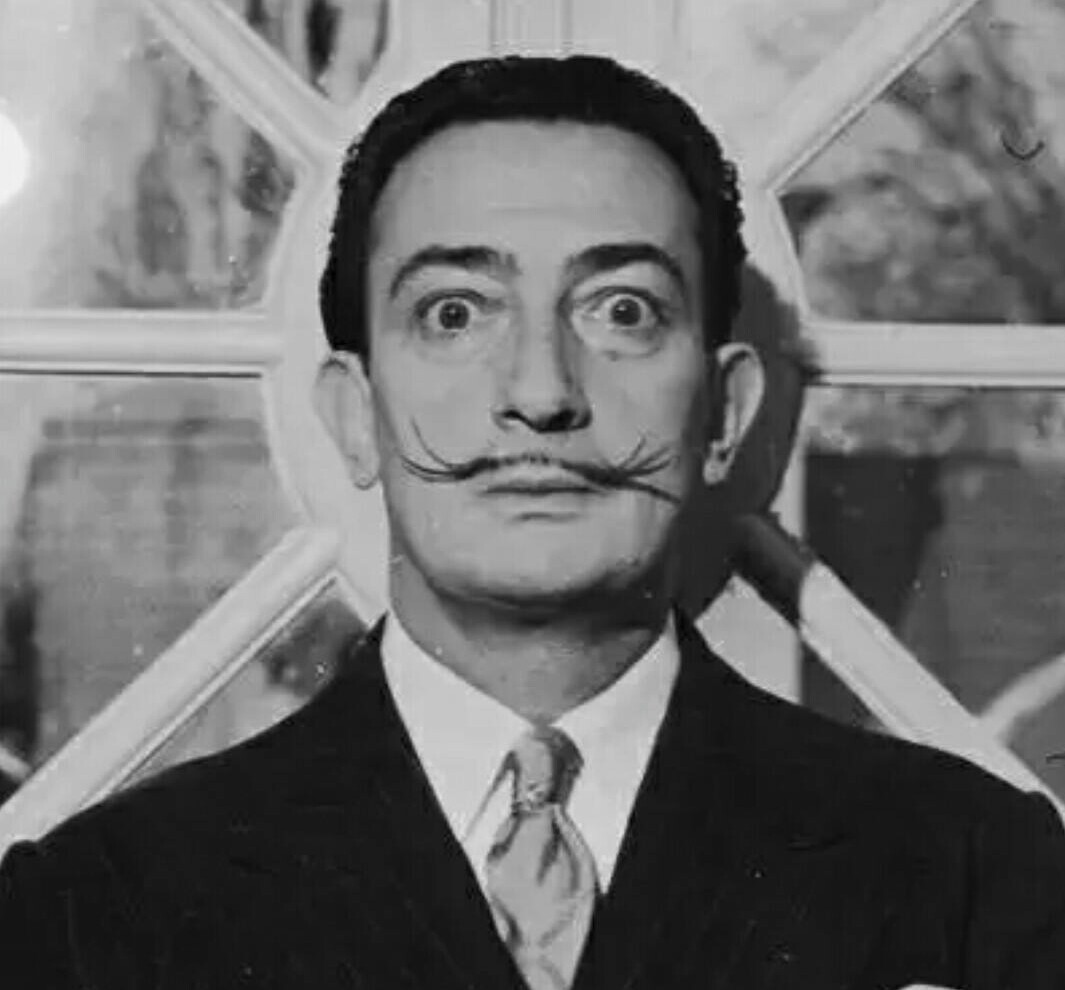 内马尔和姆巴佩戴面具更衣室庆祝，不过面具原型可是了不起的人物