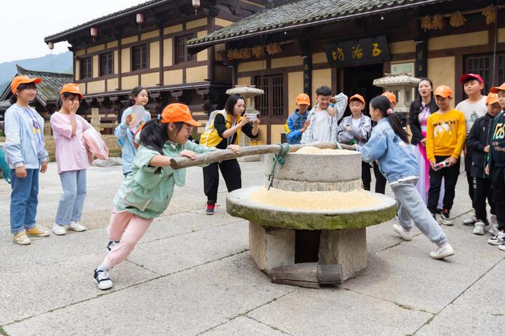 宜昌这个地方产美女，有一个大家都认识，现在还能让熊孩子涨知识